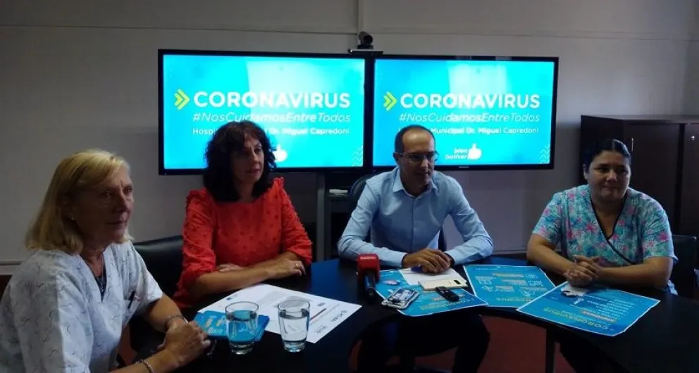 Intendente Marcos Pisano junto al equipo de salud del Municipio de Bolívar.