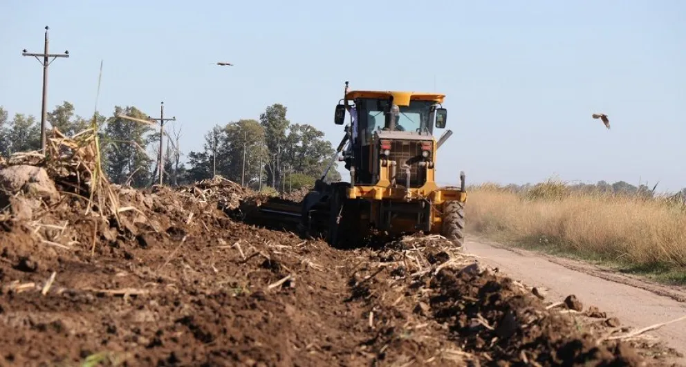 El municipio llamó a licitación para estabilizar 13km de camino rural y adquirir una motoniveladora