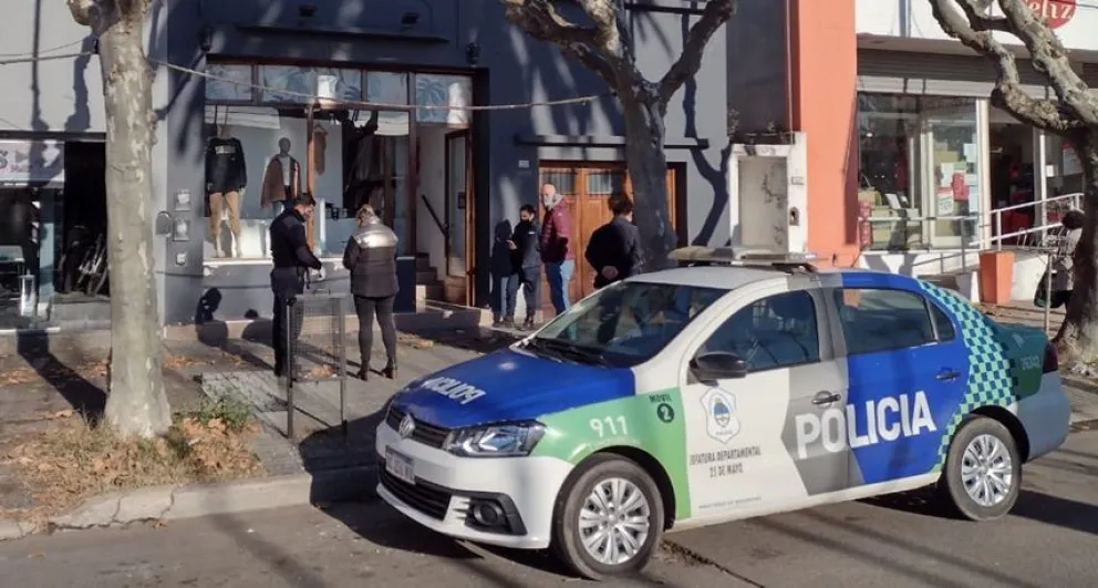 Le rompieron la vidriera y se llevaron ropa: “Venimos de meses malos de venta y esto incrementa el gasto”