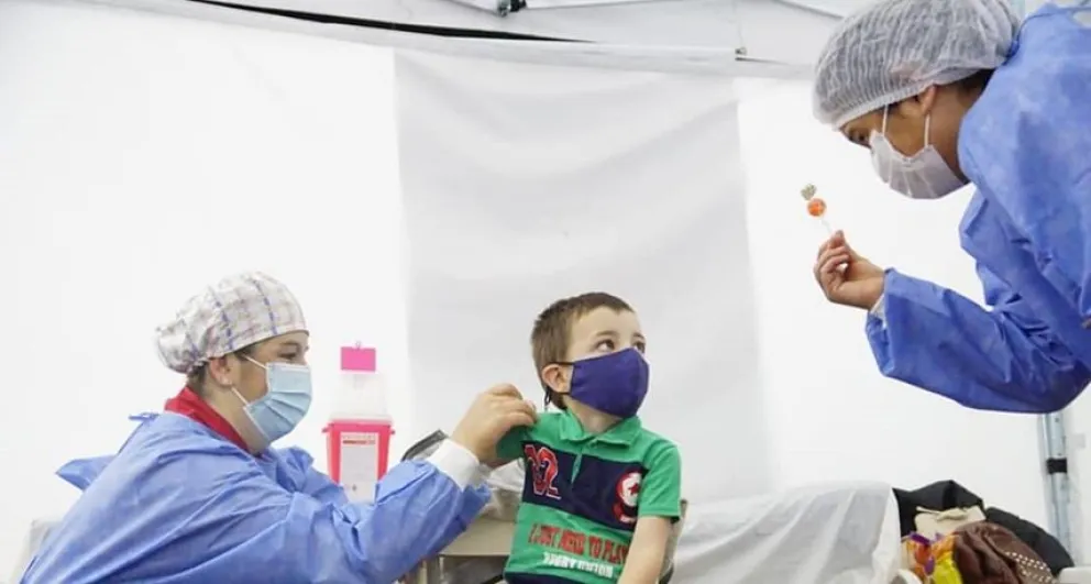 Covid: comienza a aplicarse la vacuna de refuerzo a niñas, niños y adolescentes