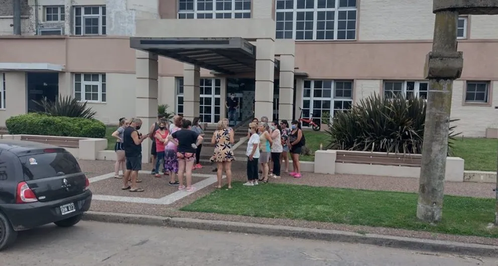 Un grupo de vecinos se convocó frente a la Cooperativa Eléctrica tras los cortes del martes