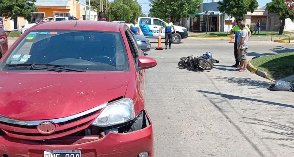 Una menor fue hospitalizada tras una colisión entre un auto y una moto ...