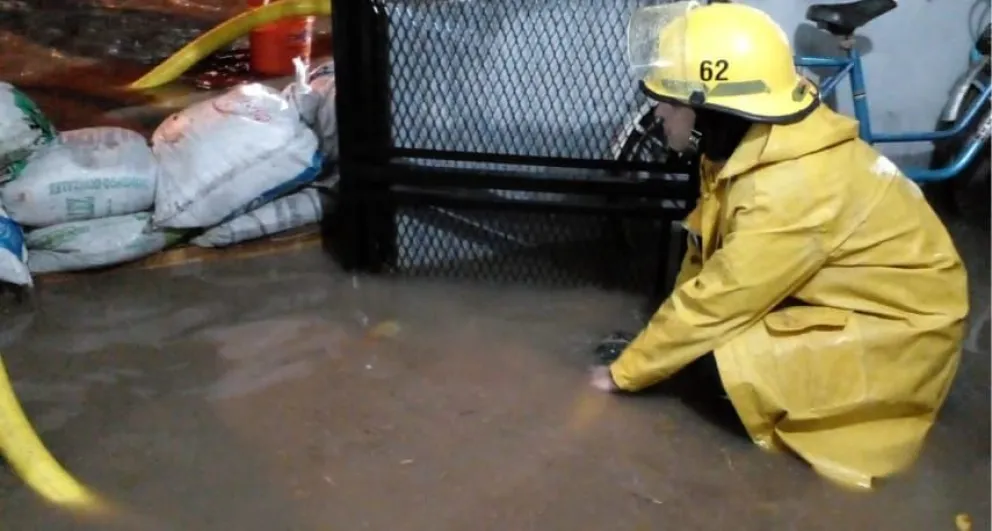 Vecina indignada tras inundarse su casa: “Nos sentimos abandonados, defraudados y estafados”