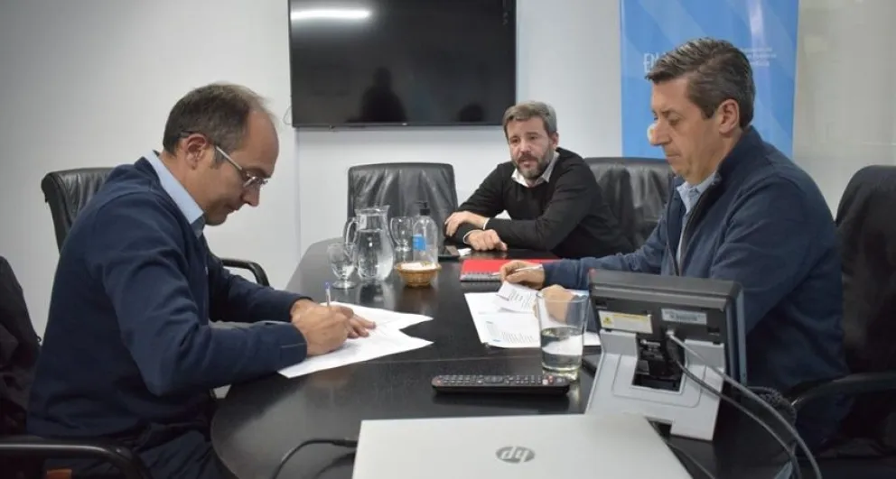 Pisano firmó un convenio con ENOHSA para proveer de cloacas a 80 familias de Anteo Gasparri