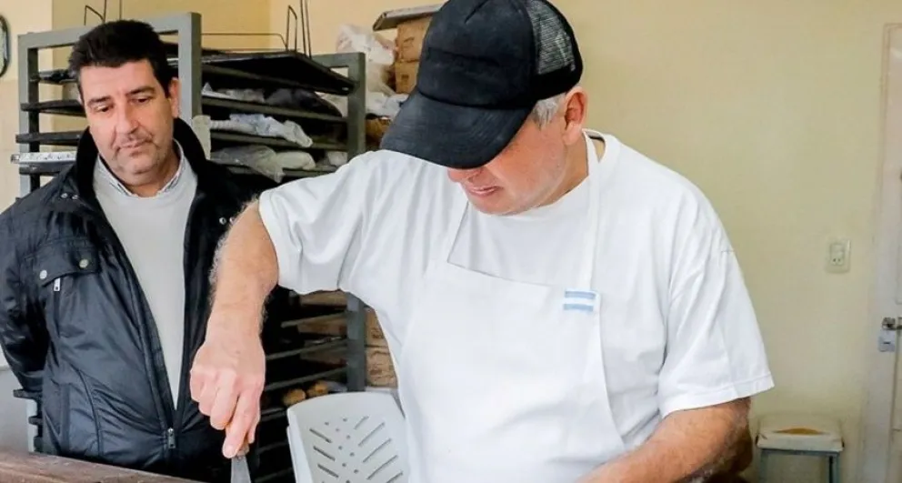 En su debut como director de Comercio, 'Willy' Fernández visitó una tradicional panadería bolivarense