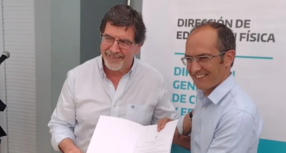 Sileoni entregó a Pisano la resolución que crea la Escuela de Guardavidas en Bolívar