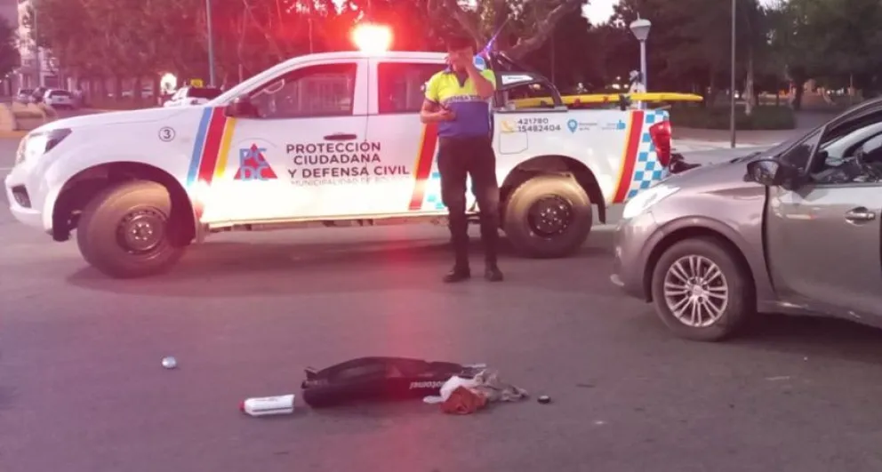 Una moto chocó a un auto y se dio a la fuga sin el asiento