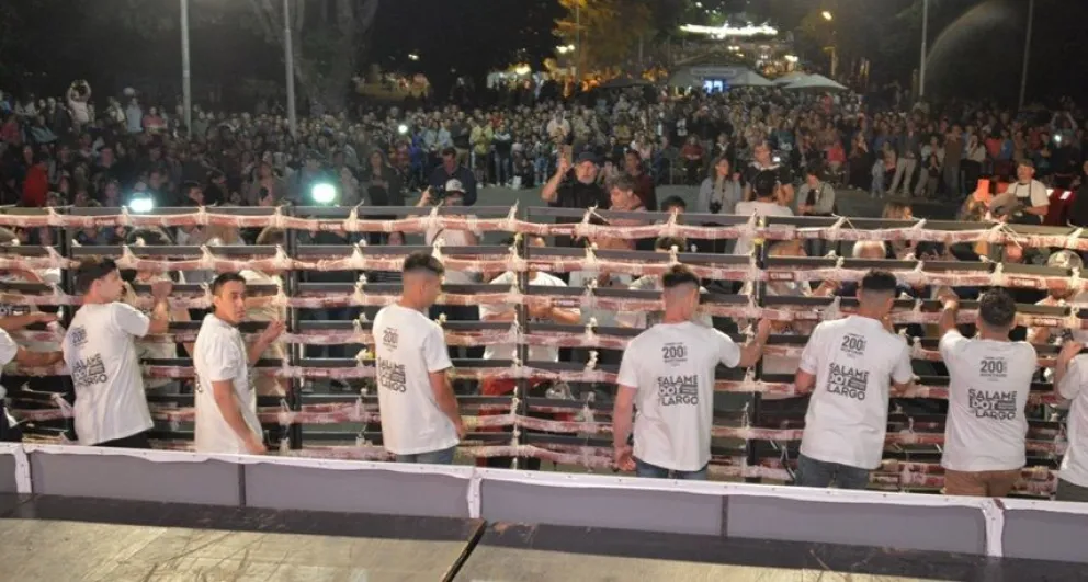 Tandil volvió a romper el récord del salame más largo de Argentina por apenas 5 centímetros