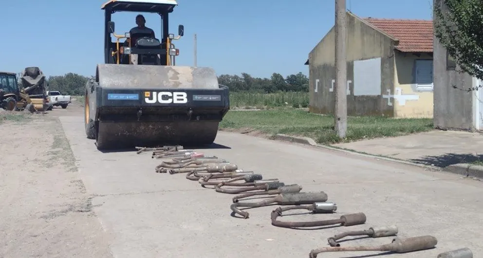 Compactaron 400 caños de escape no reglamentarios que habían sido decomisados en los últimos años