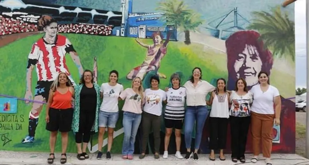 Se inauguró el mural que homenajea a tres mujeres futbolistas de Bolívar