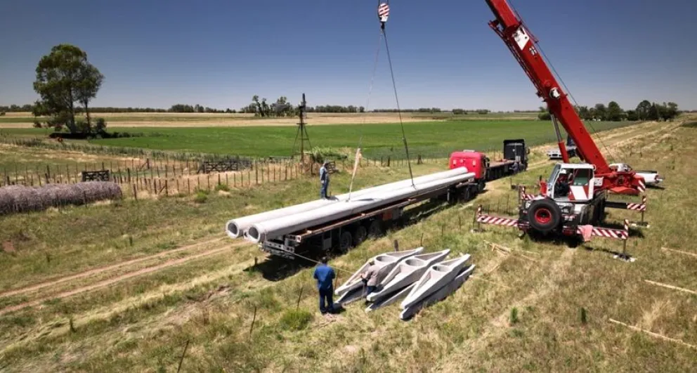Llegaron columnas para continuar con el tendido de la Línea 132: en enero se retomarían los trabajos