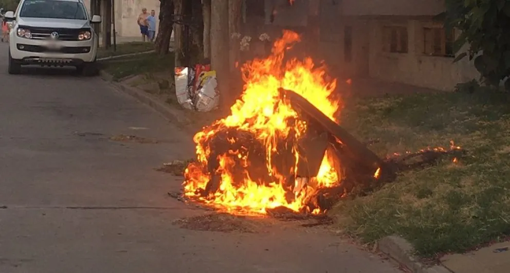 Un contenedor de basura ardió en llamas: la queja del intendente en redes