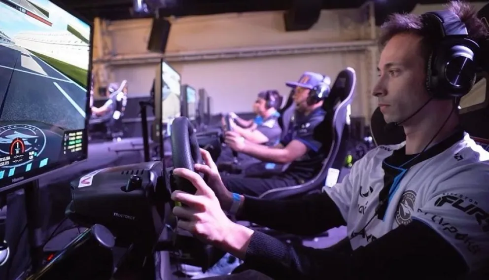 Julián Baptista se consagró bicampeón del torneo de automovilismo virtual y planifica su 2023: ”Competir a nivel mundial”