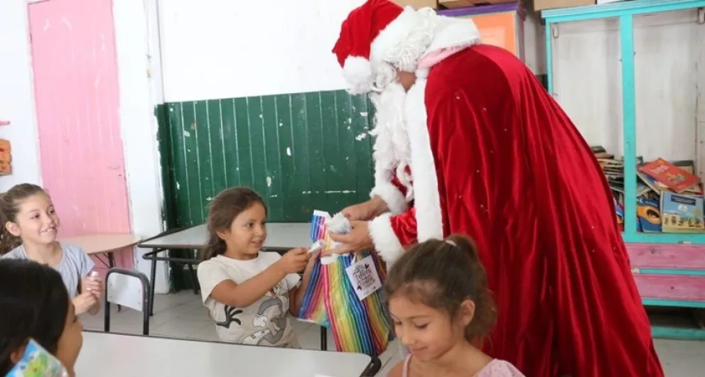Papá Noel estuvo en el Centro Cívico, en los barrios y continúa su recorrido en las localidades