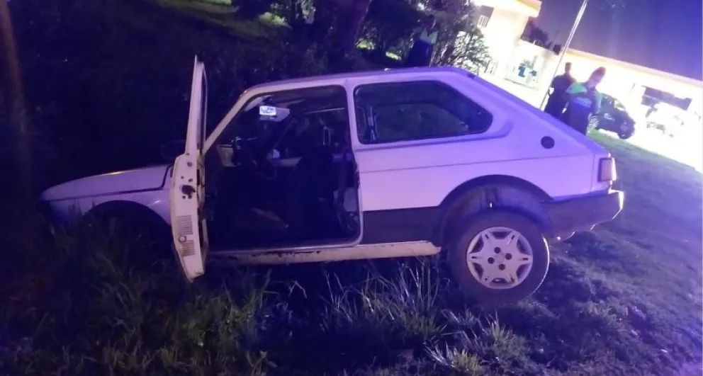 Un auto cayó a una cuneta y fue auxiliado por los servicios de emergencia