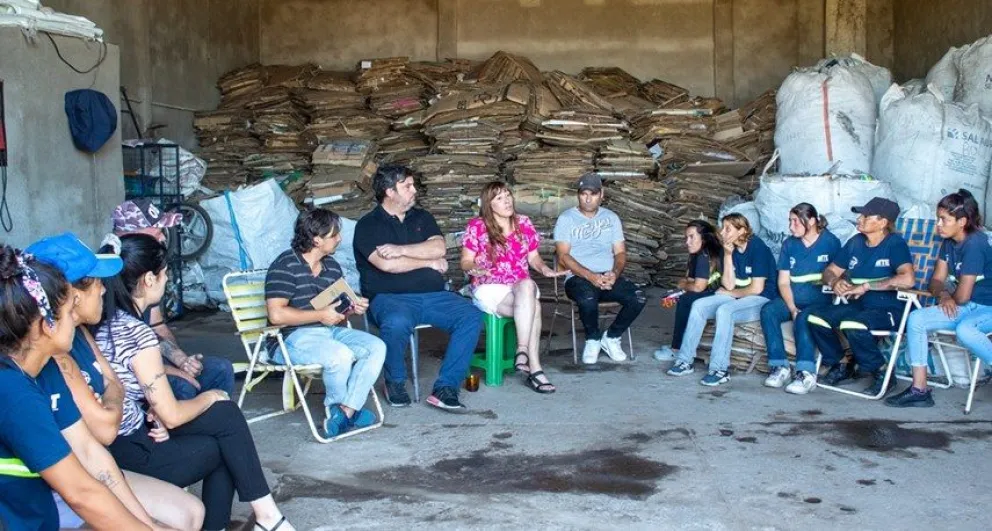 Cartoneros de Bolívar recibirán una enfardadora tras reunirse con una funcionaria provincial