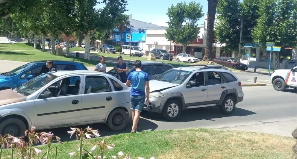 Colisión en cadena y considerables daños materiales en avenida Lavalle
