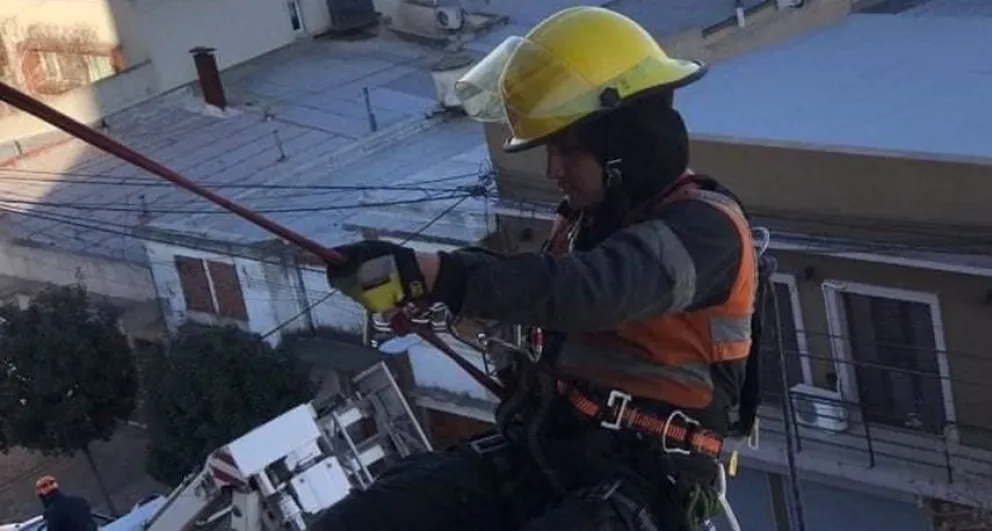 Cristian Arce, el bombero deroense que asistió a una niña en un accidente: “Me pidió que no la dejara sola” 