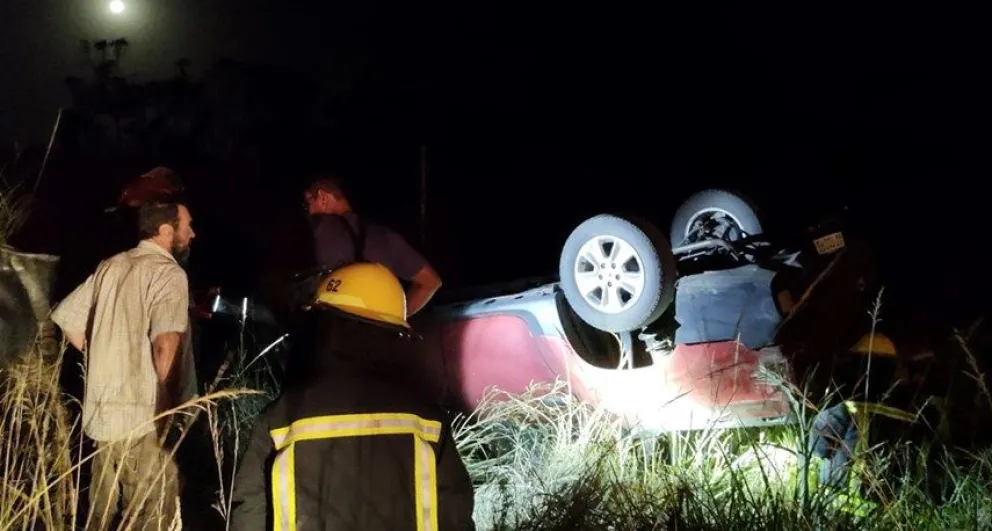 Un vehículo sufrió un vuelco en un camino rural y los ocupantes no se encontraban en el lugar