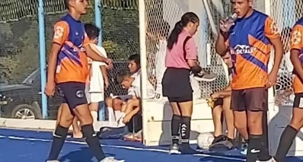 El gesto solidario de una árbitra para que un niño pueda jugar al fútbol