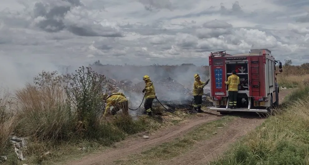 Una dotación de Bomberos Voluntarios trabajó en un incendio de basura