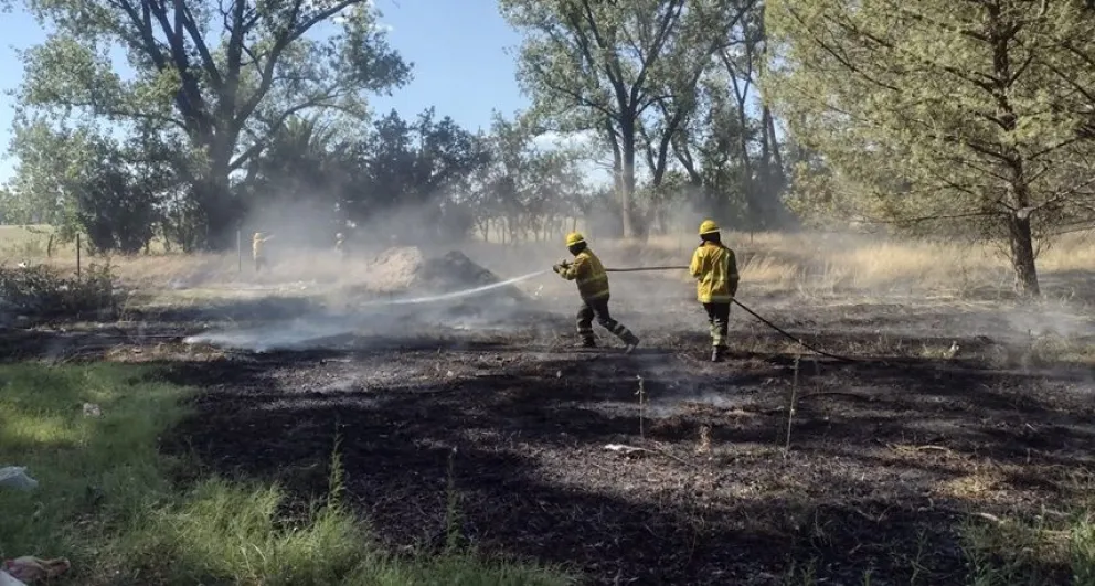 Incendio en el ingreso al basurero que permanece inhabilitado y donde no se puede arrojar residuos