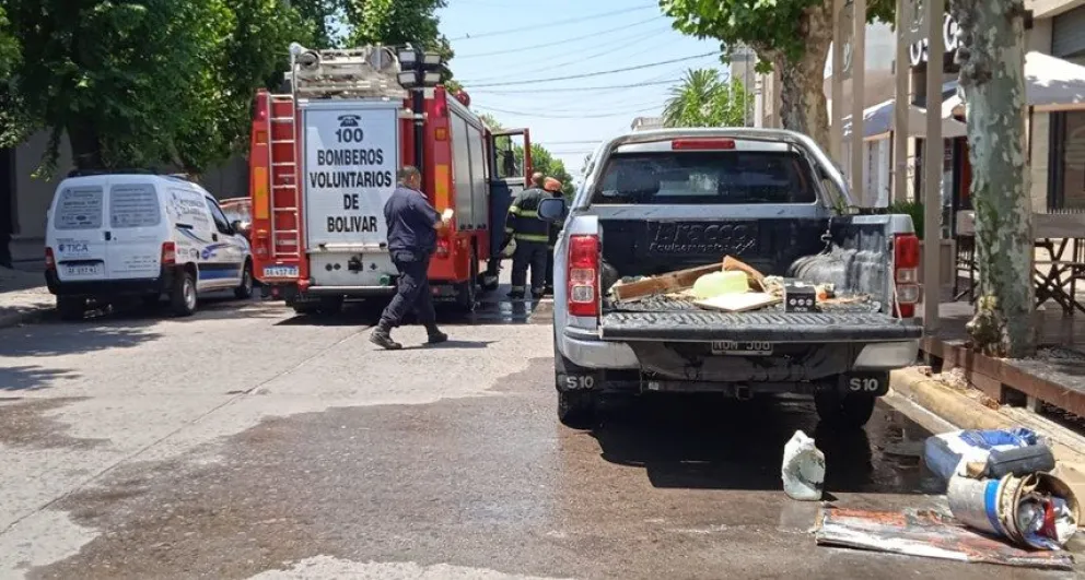 Principio de incendio en una camioneta en avenida Brown y Sarmiento