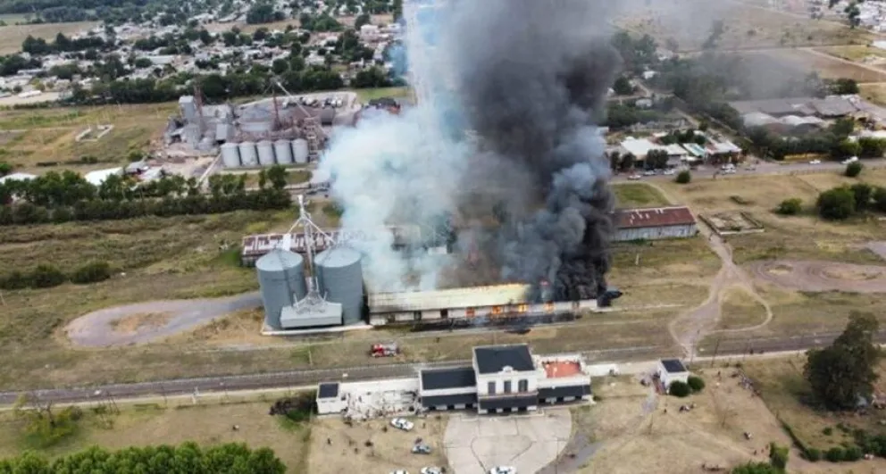 Se incendió un galpón que era utilizado por Ferrocarriles Argentinos y se investiga si fue intencional