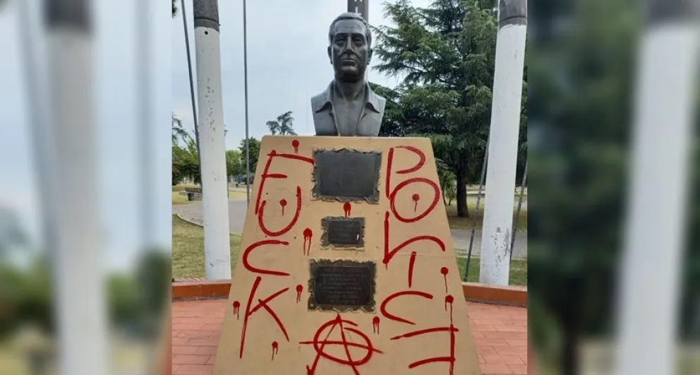 Vandalizaron el monumento a Juan Perón y el municipio salió a repudiarlo