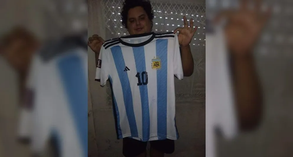 A un bolivarense le regalaron una camiseta firmada por Messi y ofreció permutarla: qué dijo cuando le empezaron a llegar ofertas