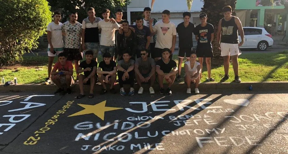 Un grupo de jóvenes realizó una pintada en memoria de Jeremías, el adolescente que falleció en un accidente