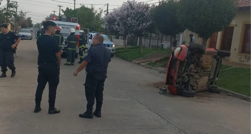 Vuelco vehicular en calle Larrea: una persona debió ser hospitalizada