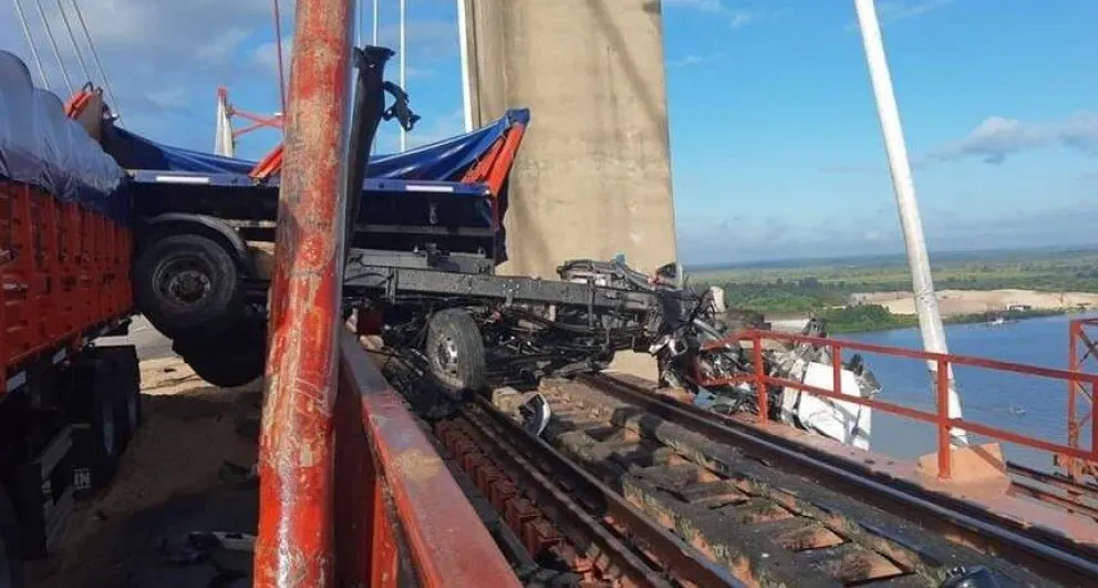 Un camión de Pehuajó sufrió un accidente y quedó colgando de un puente