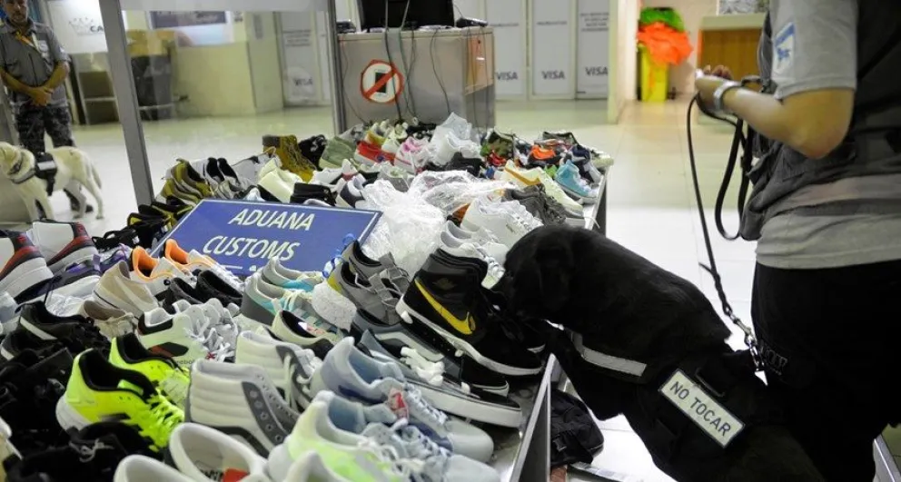 Quiso ingresar 100 pares de zapatillas como equipaje en Ezeiza y la Aduana se las incautó
