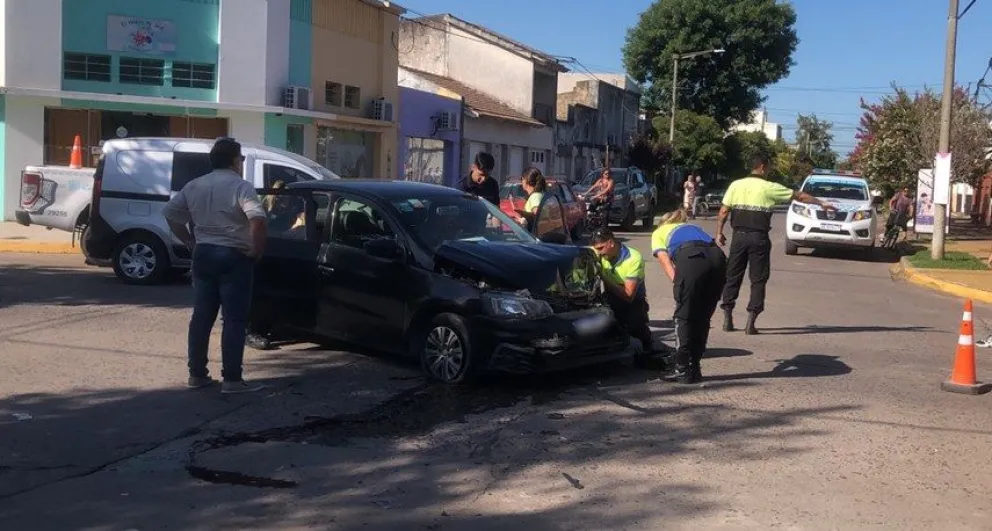 Colisión entre un remis y una camioneta: una pasajera terminó hospitalizada