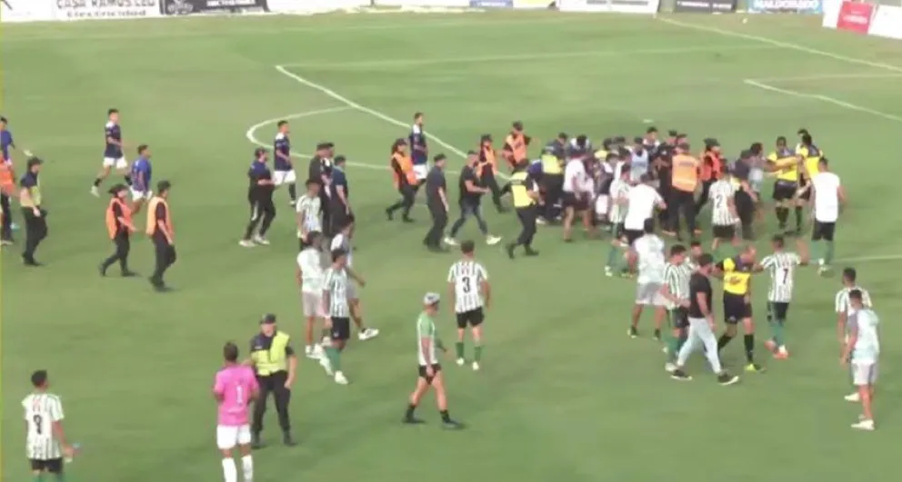 Violencia en el fútbol argentino: agredieron a un árbitro en la final del Regional Amateur
