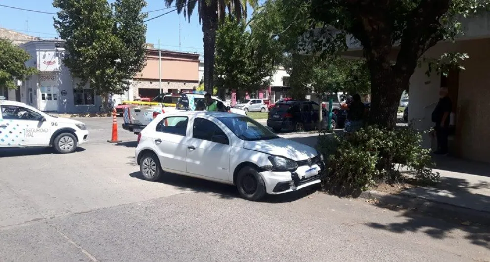 Colisión entre un auto y una camioneta: una joven debió ser asistida por el SAME