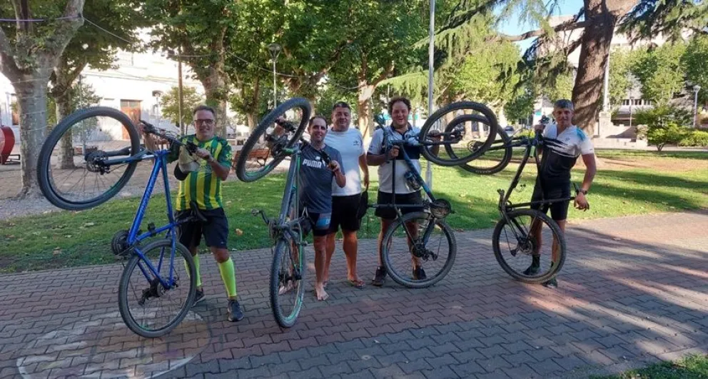 Cuatro bolivarenses cumplieron una promesa mundialista y pedalearon 132 kilómetros
