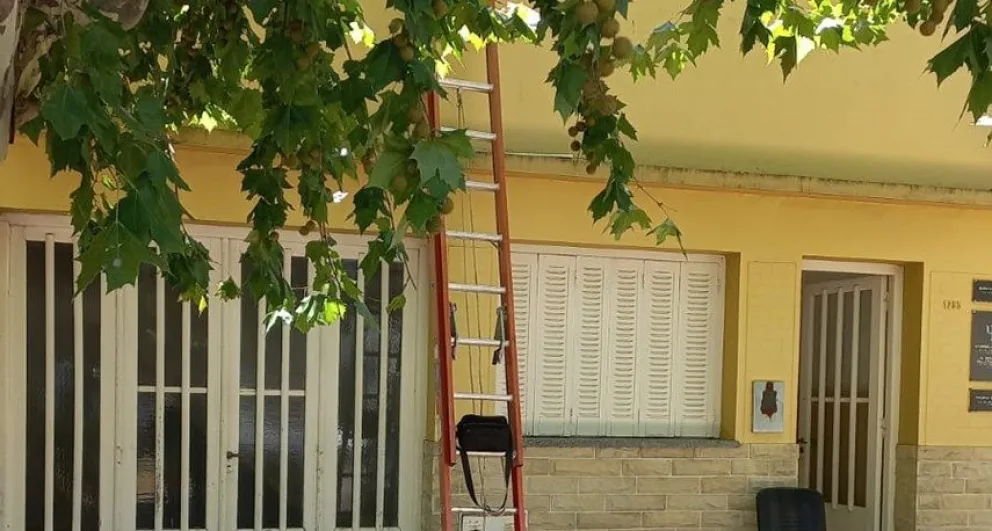 Un hombre sufrió una caída mientras trabajaba en un techo y fue hospitalizado