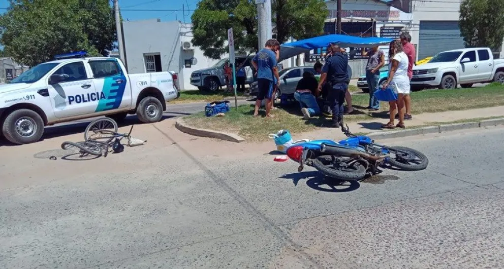 Dos personas hospitalizadas tras una colisión entre una moto y una bicicleta