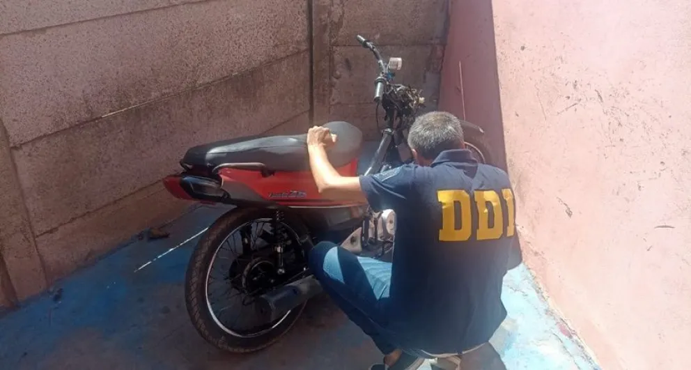 Allanaron una vivienda y secuestraron una motocicleta que fue robada en los últimos días