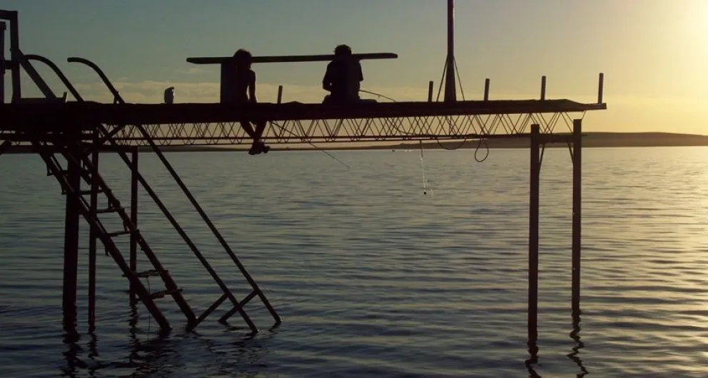 Tragedia en la laguna de Pigüé: un joven se tiró desde el espigón y murió