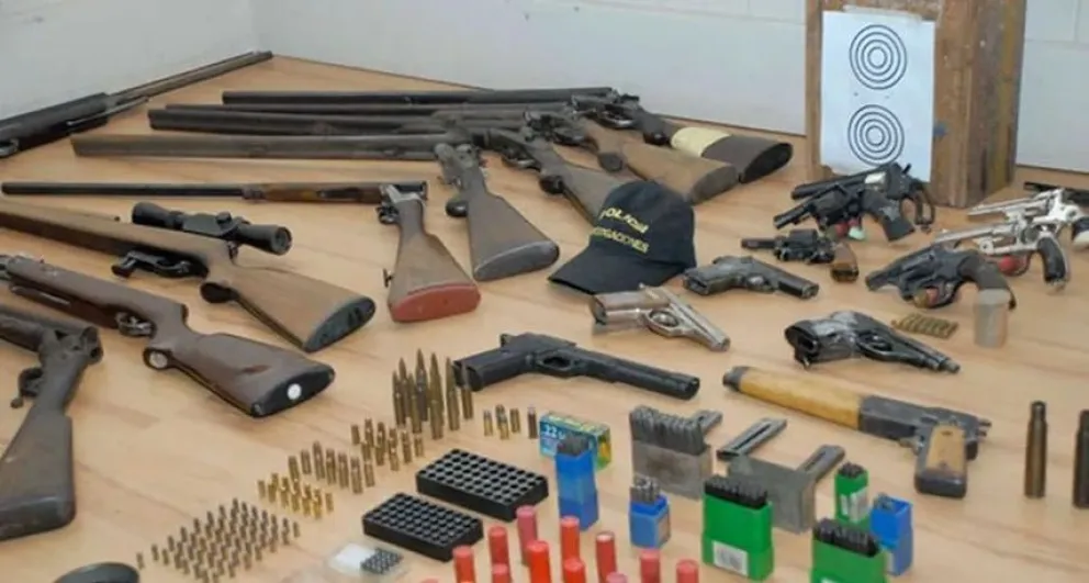 Un empleado judicial y un agente penitenciario robaron 20 armas