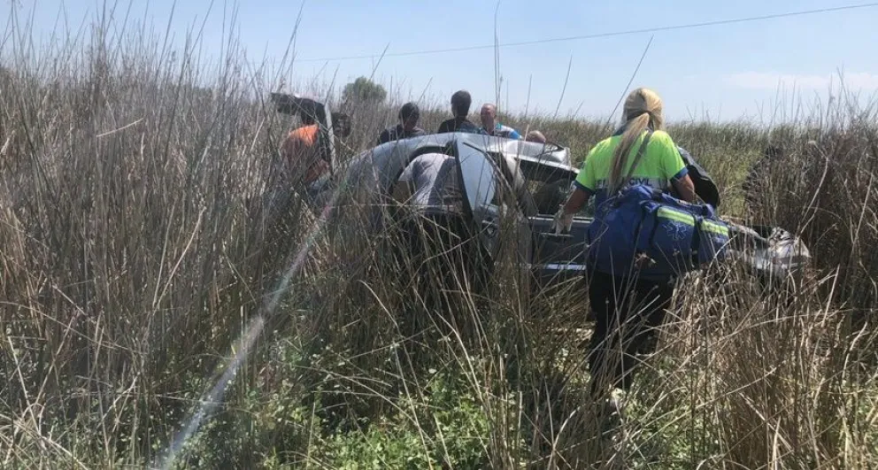 Cuatro personas fueron hospitalizadas tras un despiste y vuelco en la ruta 226