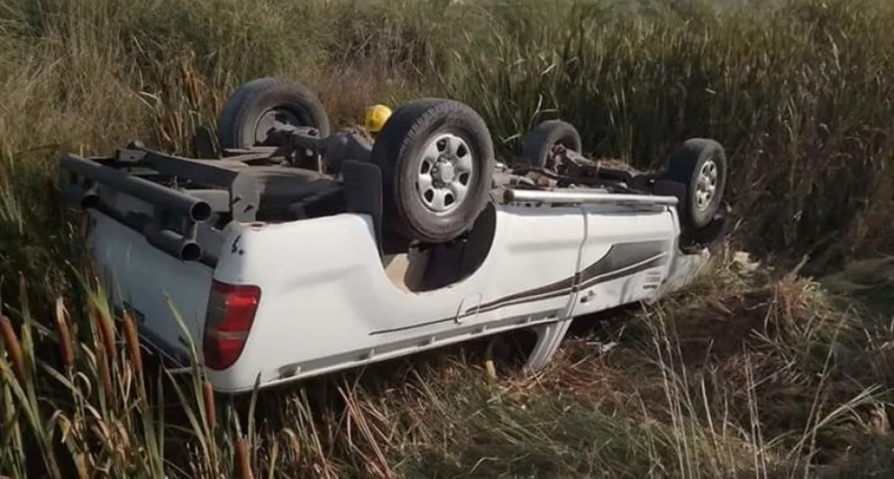 Una camioneta volcó en el camino de tierra que une Pirovano y Daireaux