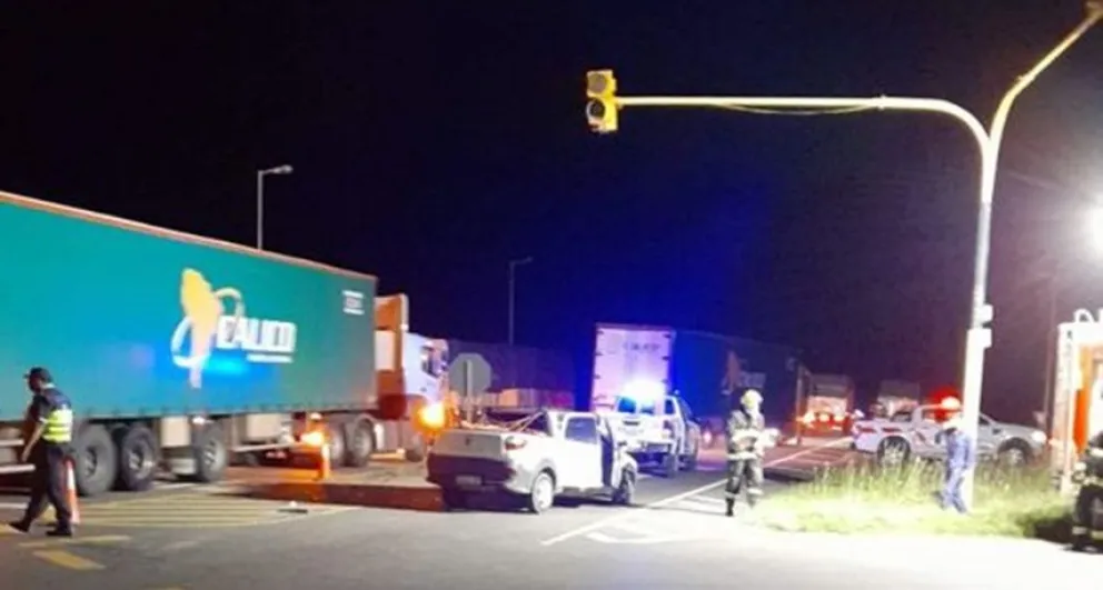 Tres hendersonenses volvían de ver a Axel y chocaron con un camión en la ruta