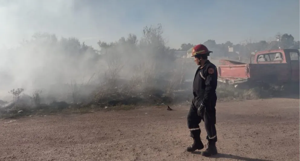 Se produjo un incendio de basura y pastos en barrio Palermo