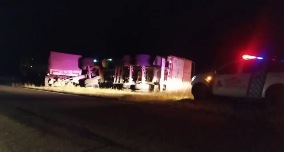 Se registró el vuelco del acoplado de un camión en la Ruta 205