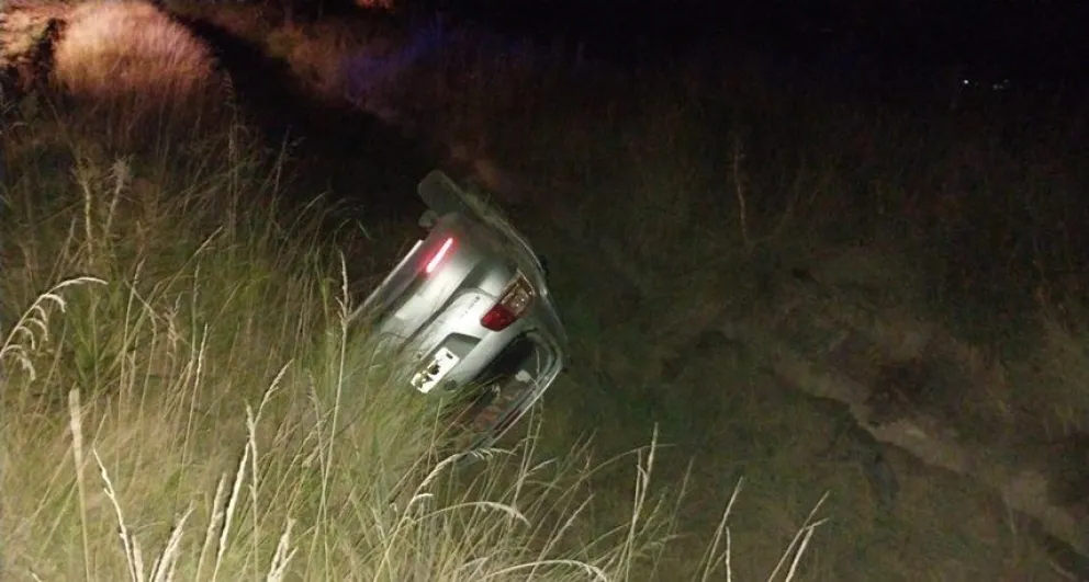 Una camioneta sufrió un vuelco y dos personas debieron ser asistidas por el SAME