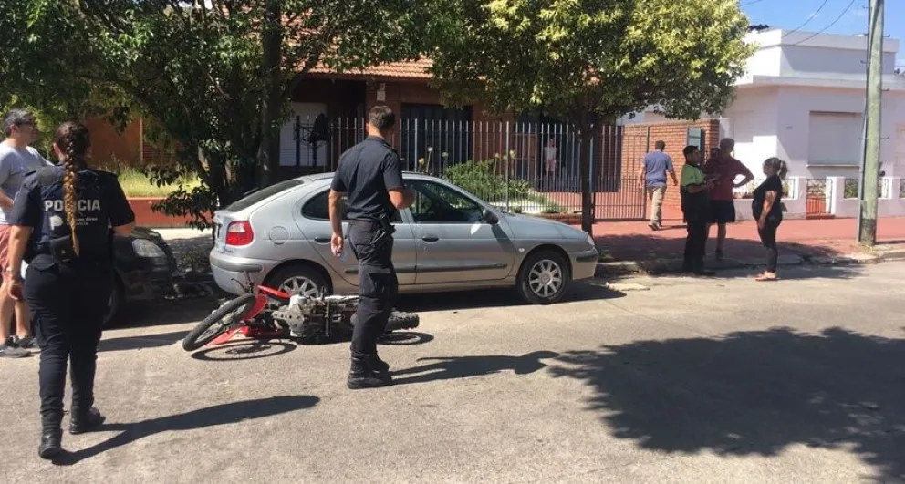 Una motociclista fue hospitalizada tras chocar con una camioneta